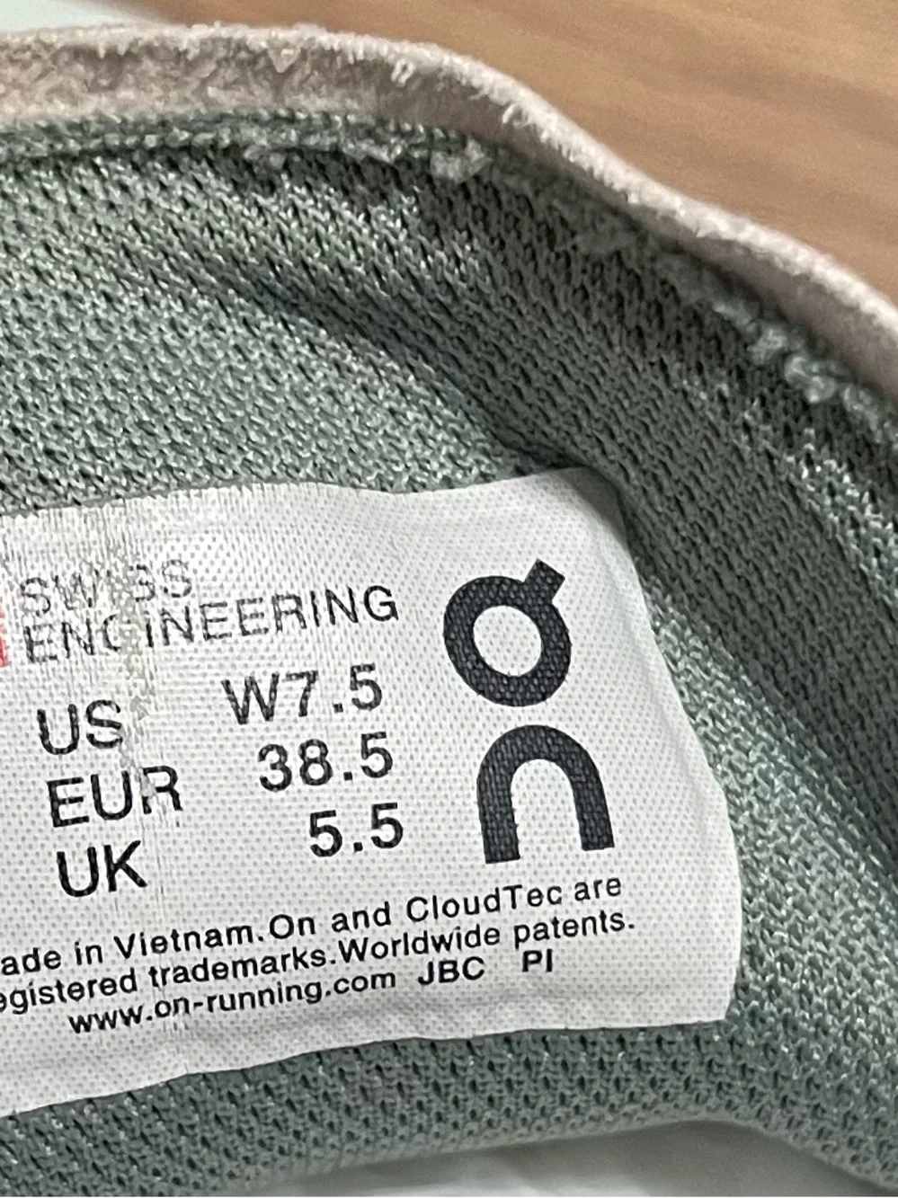 ON CLOUD Cloudventure Women's Running Shoe, Size 7.5, WATERPROOF